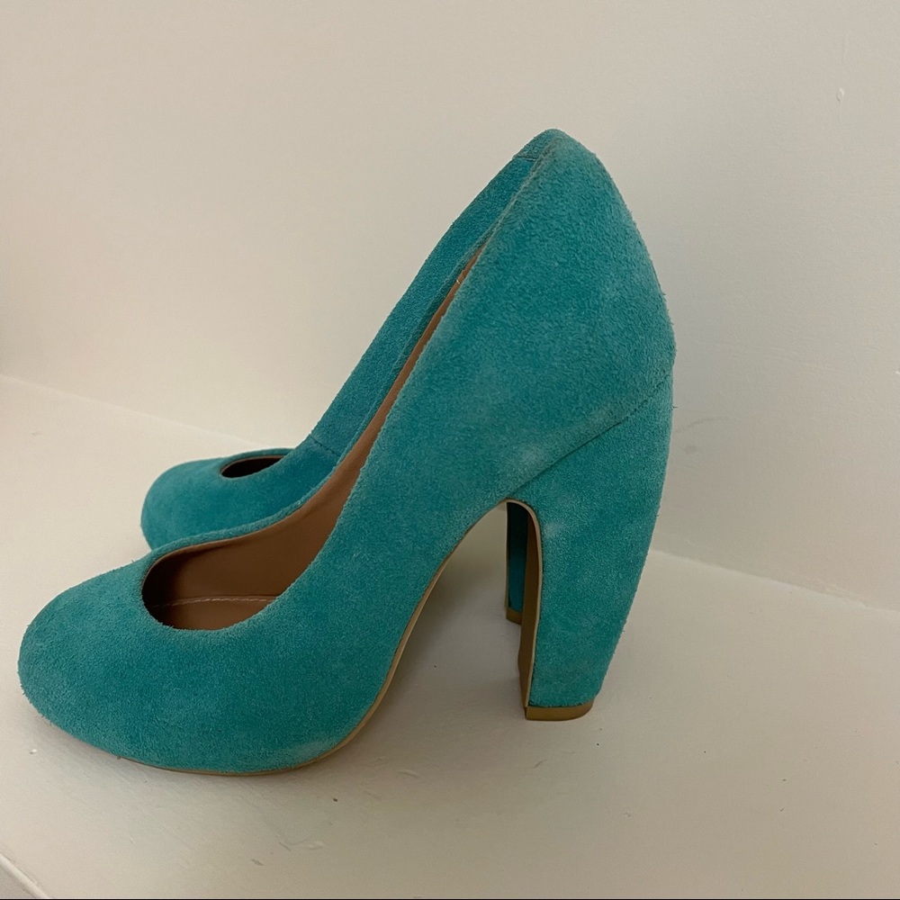 Urban Outfitters Kimchi Blue Turquoise Suede Pumps Heels. Size 6